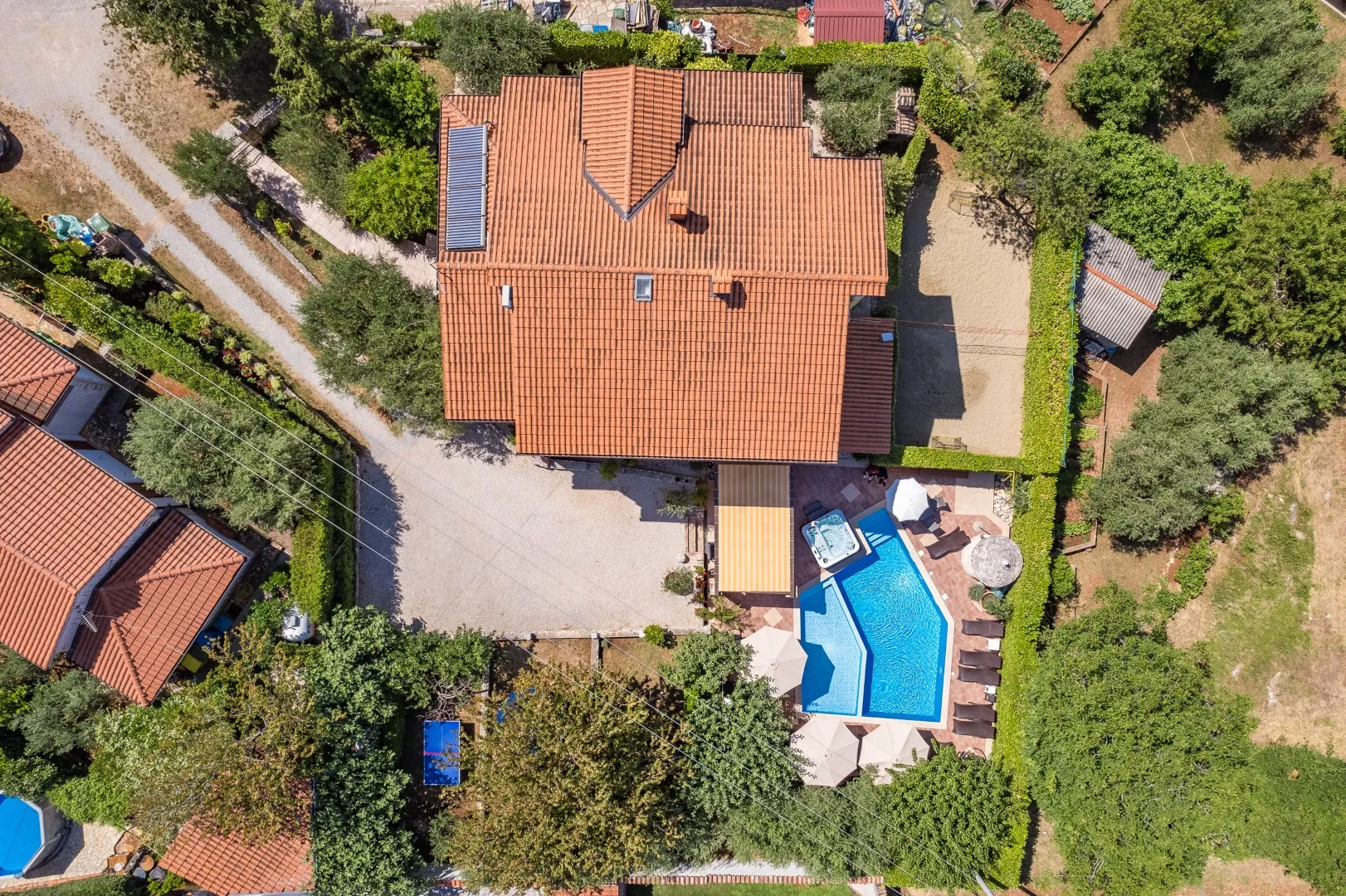 Der Sitzbereich unter der Pergola mit Blick über den Garten