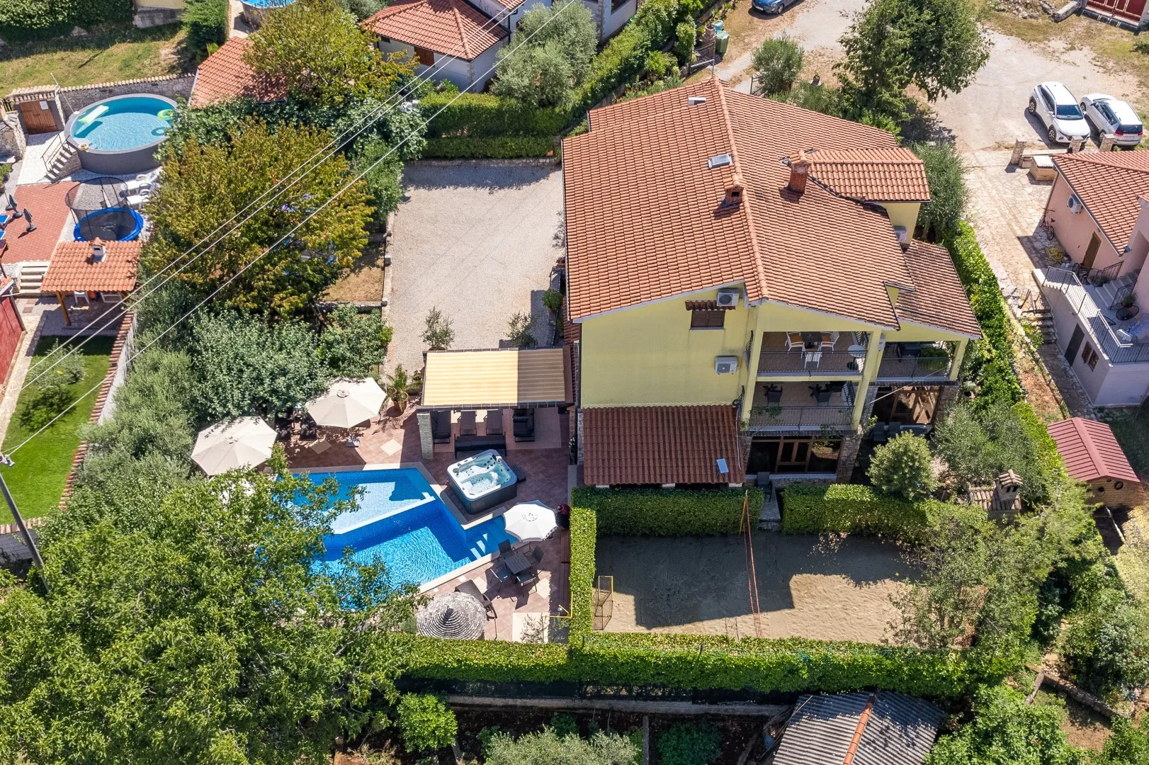 Das ganze Grundstück aus der Luft — Haus, Pool, Garten und Obstwiese