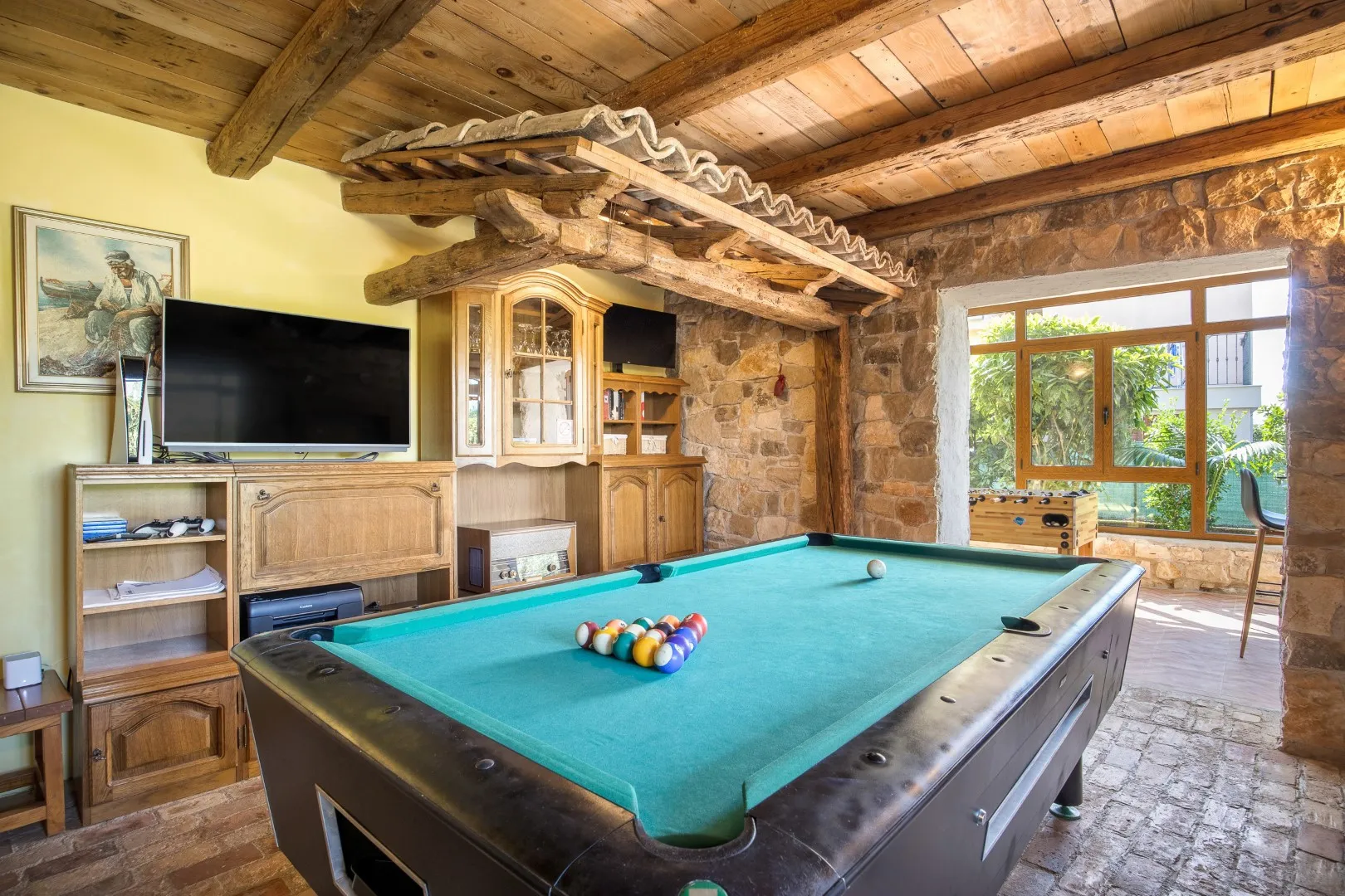 Das Wohnzimmer, Sofas um den Fernseher gruppiert