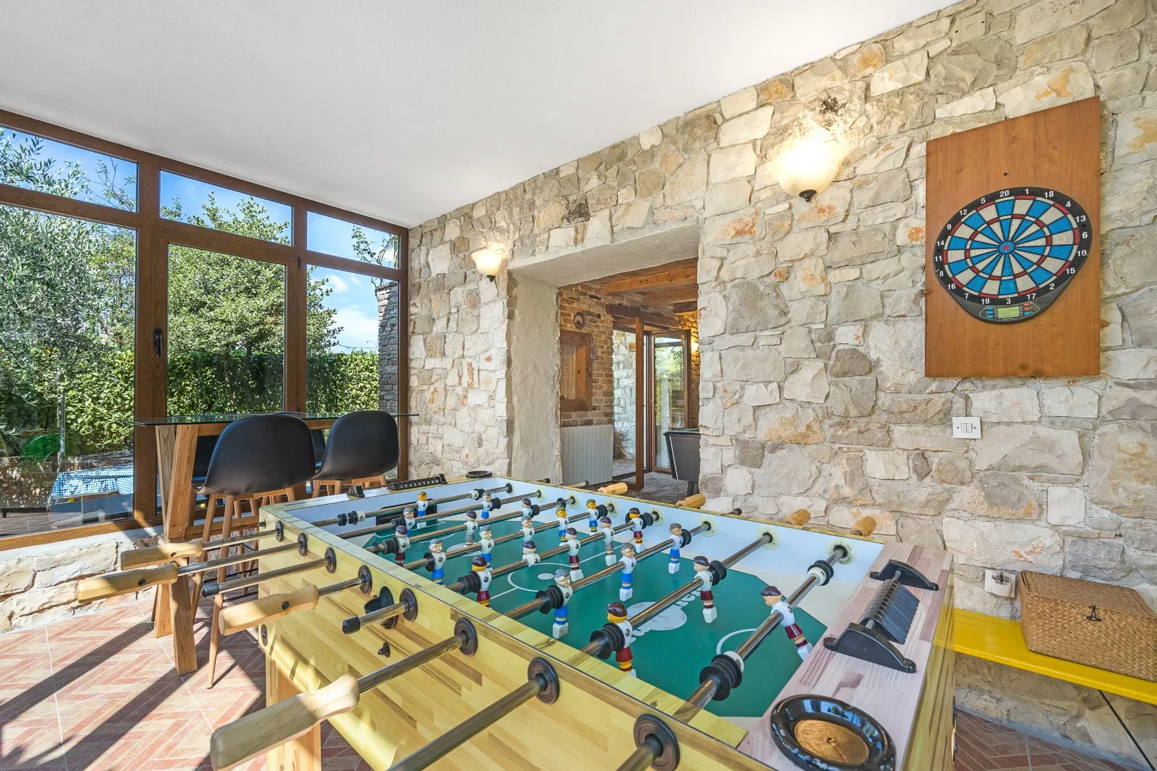 Tischfußball und Dartscheibe im Spielzimmer