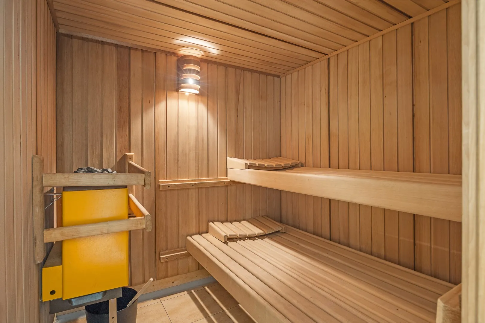 Die holzverkleidete Sauna mit ihren gestuften Bänken